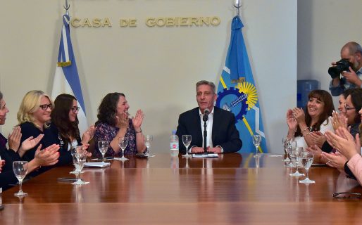Arcioni promulgó la adhesión a la Ley Micaela