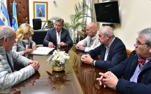 Arcioni firmó acuerdos para la realización de obras en Epuyén