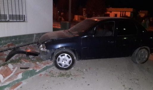 Sarmiento: chocó un paredón, se resistió a una alcoholemia y amenazó a policías