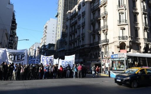 Ollas populares y cortes en accesos a Capital y en todo el país