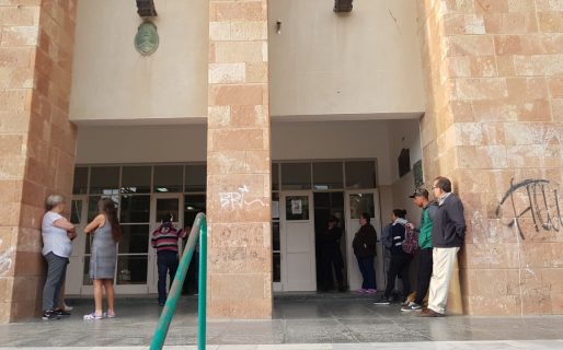 Demoras en algunas escuelas por falta de autoridades