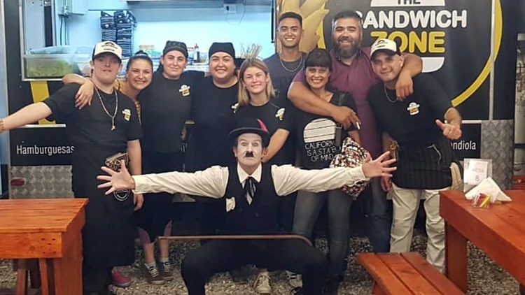 Pidió que echen a un joven con síndrome de Down: «¿Por qué no le dan el puesto a una persona normal?»