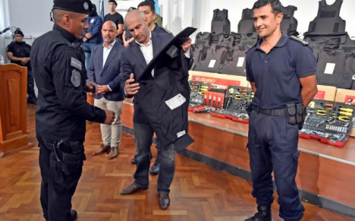El Gobierno Provincial entregó 1000 chalecos balísticos a la Policía del Chubut