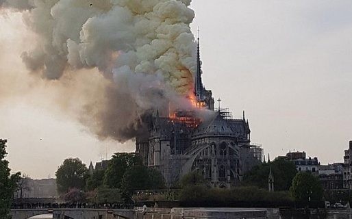 La estructura del techo de Notre Dame «está siendo devorada por las llamas»