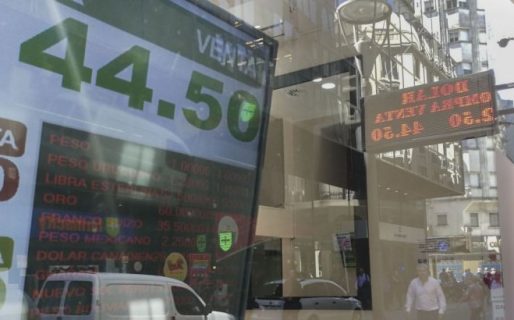 El dólar cayó 54 centavos y perforó los $ 44 tras anuncio del Central sobre la tasa