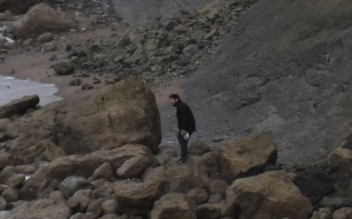 Quedó encerrado en un barranco cuando subía la marea y lo rescató Prefectura