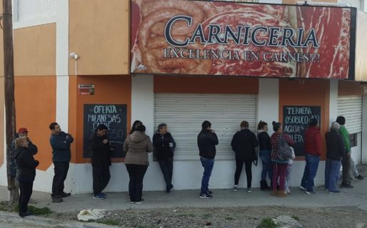 Hubo largas filas para comprar carne a precios bajos