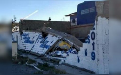 El viento derrumbó un paredón y aplastó un auto