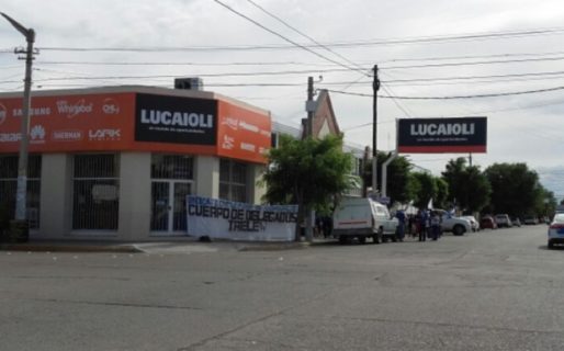 Un juez de Telew embargó las mercaderías de Lucaioli y Saturno