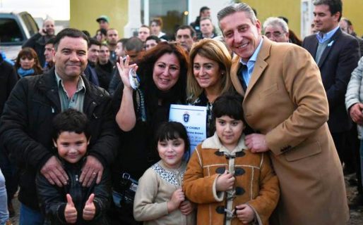 Arcioni entregó 96 viviendas en Km 12 para organizaciones sociales y sindicatos