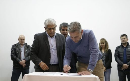 Arcioni entregó dos ambulancias y firmó convenios para importantes obras