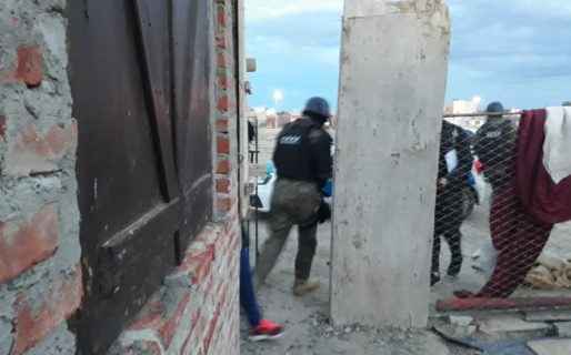 Allanamientos e identificación de personas tras la golpiza a la mujer policía