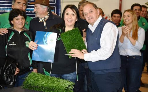 Linares firmó convenios para la instalación de 23 canchas de césped sintético
