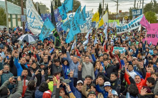 Multitudinaria caminata de Arcioni con Maderna en Trelew