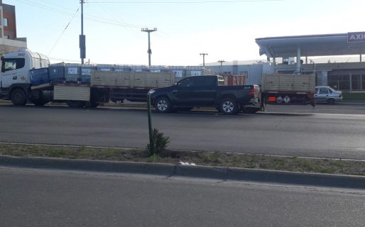 Un camión volcó su carga con ácido en ruta 3 y Av. Roca