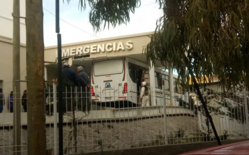 Entró a la guardia con el colectivo y quedó atascado
