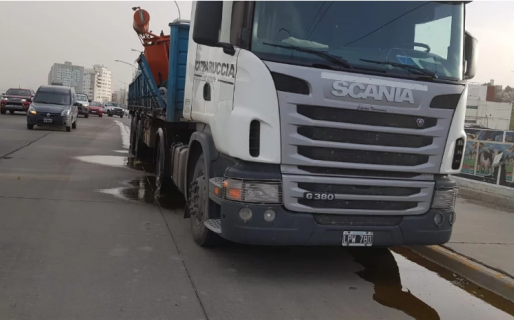 Un camión derramó líquido en Avenida Ducós