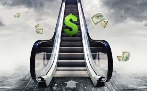 El dólar sube hasta 70 centavos y la tasa cae y vuelve a niveles del 71%