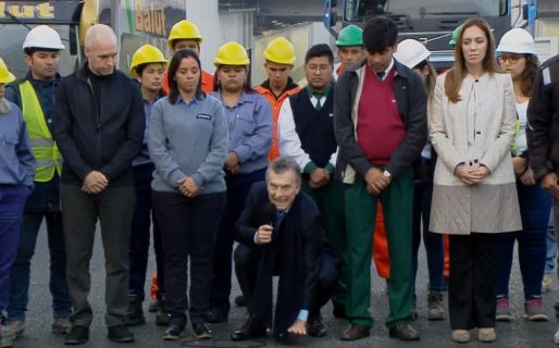 Macri acarició el piso del Paseo del Bajo: «Es rugoso y va a durar mucho sin mantenerlo»