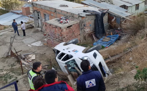 Volcó con una camioneta y escapó