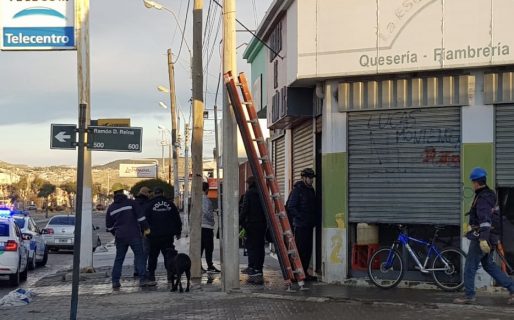 Boqueteros incendiaron una fiambrería en las 1008
