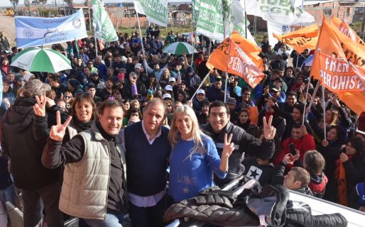 Linares y Papaiani encabezaron multitudinaria caminata en Trelew