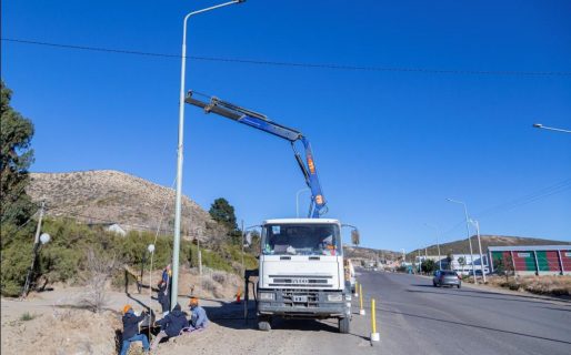Instalan luminaria LED en el Roque González