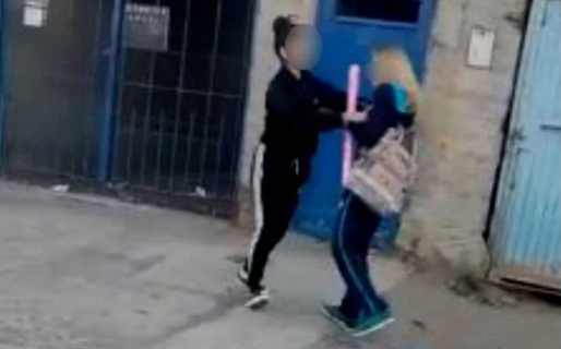 Una alumna de la escuela 797 golpeó a una compañera a la salida de clases