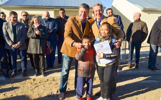 Arcioni y Menna entregaron viviendas en Restinga Alí