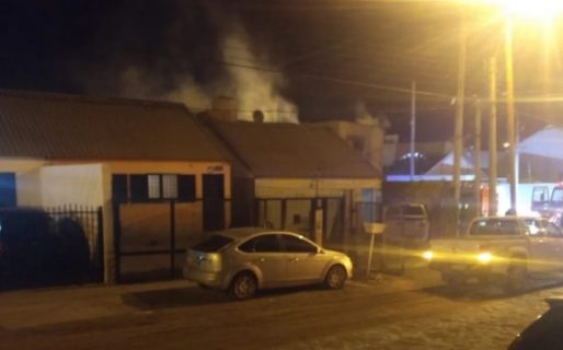 Salvaron a dos adolescentes del incendio de una vivienda en el barrio San Cayetano