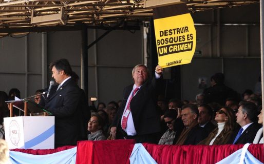 En medio del acto de la Rural, desplegaron carteles contra la destrucción de bosques