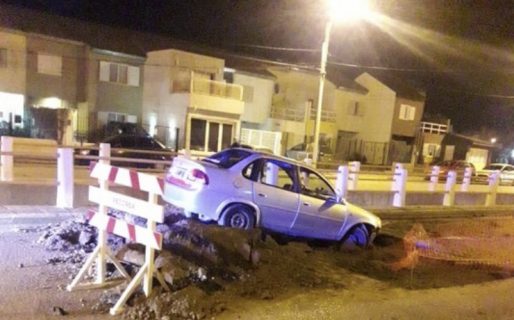 Un remisero se metió en un bache que está en reparación