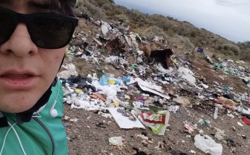 Joven pide que no contaminen las playas de la ciudad