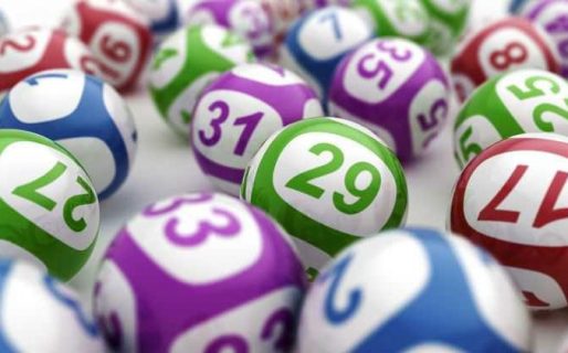 Amigos juegan a la lotería con los mismos números por 10 años hasta que ganan el premio mayor