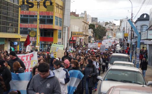 Multitudinaria marcha de estatales por las calles céntricas de la ciudad