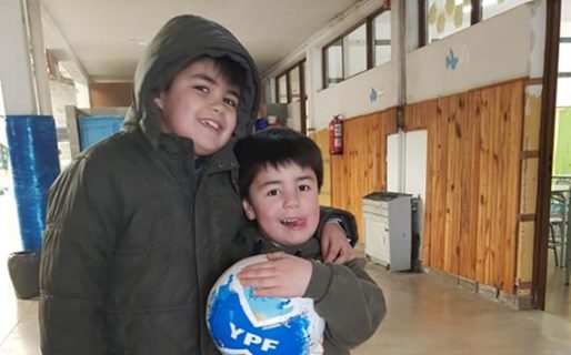 Pegó carteles para recuperar su pelota, se hizo viral y recibió una sorpresa