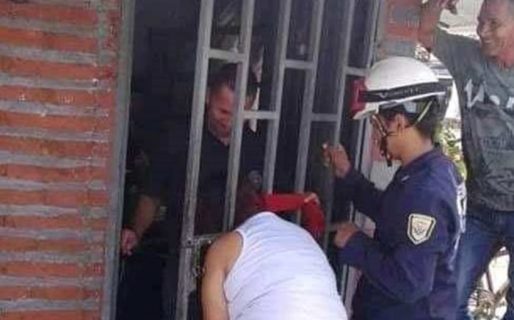 Quedó atrapada en una reja por intentar «chusmear» en lo de su vecina y se volvió viral