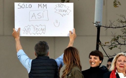 Las instrucciones para Macri detrás del cartel del «Sí se puede»