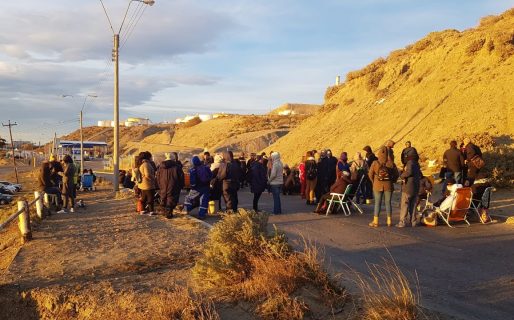 Los docentes comenzaron con el corte en la Playa de Tanques de YPF