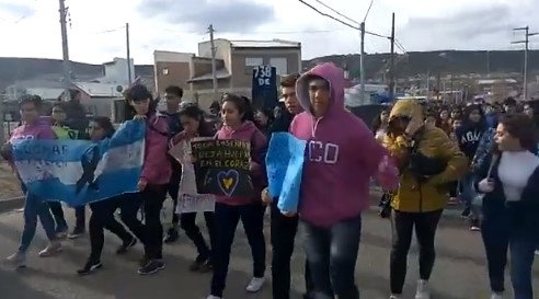 Marcha por las calles del San Cayetano en homenaje a las docentes fallecidas