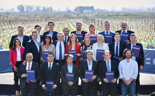 Arcioni asistió a la presentación del proyecto “Democracia Federal” en Mendoza