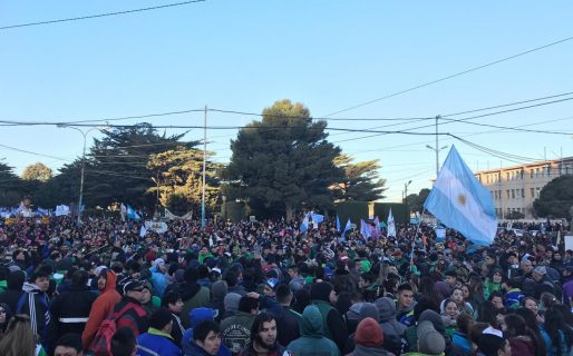 Multitudinaria movilización convocada por estatales en Comodoro