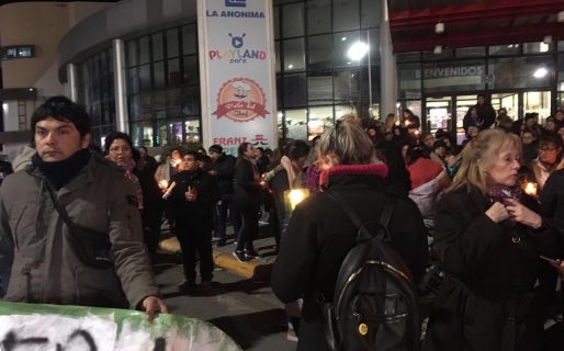 Se realiza una concentración con velas en el centro de Comodoro