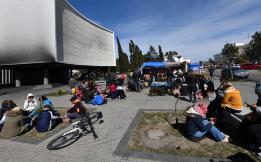 Tensa calma con los docentes que acampan en Legislatura