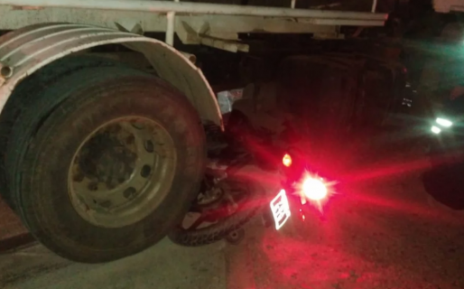 Un camión chocó una moto en barrio Pueyrredón