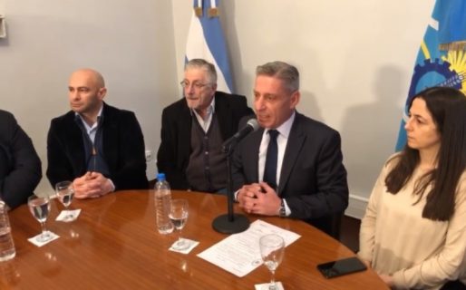 Arcioni le reclamó a Macri el giro de dinero y decretó el duelo por la muerte de las dos maestras