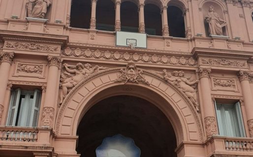 La Casa Rosada amaneció con un aro de básquet… ¿te animás a volcarla?