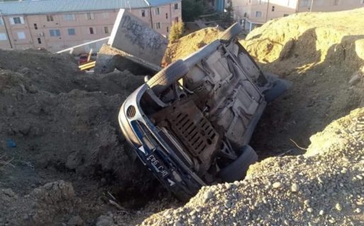 Susto para una familia: Su auto cayó en una grieta que provocó el temporal