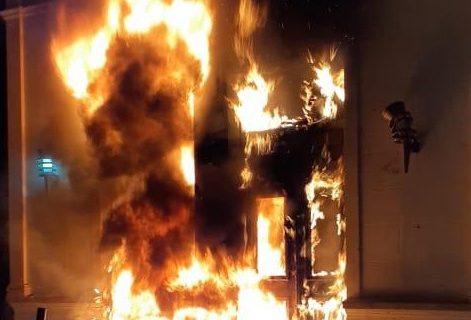 Graves incidentes: prendieron fuego la Casa de Gobierno