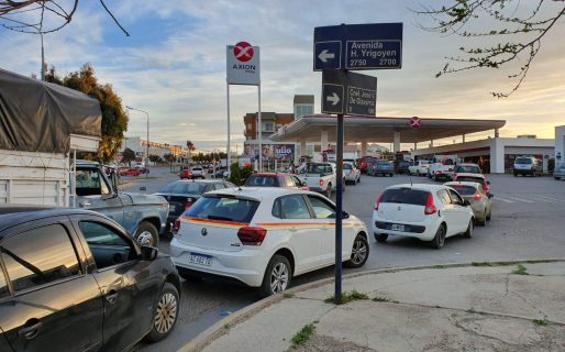 Por el desabastecimiento, hay enormes filas para cargar combustible
